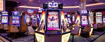 Người chơi Việt Nam trải nghiệm slot online trên điện thoại di động tại vina88